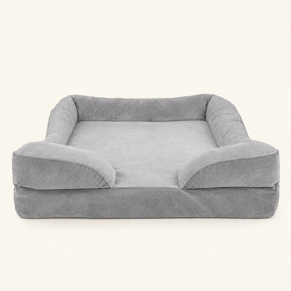Cama antiestrés SORA en gris claro, vista de tres cuartos sobre fondo neutro