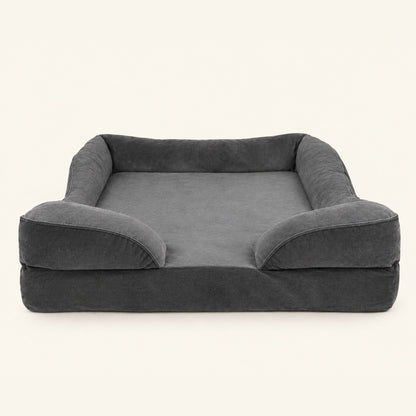 Cama antiestrés SORA en gris oscuro, vista de tres cuartos sobre fondo neutro
