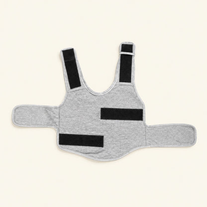 Chaleco antiestrés SORA en gris claro, visto en plano, con sus tiras de velcro negro