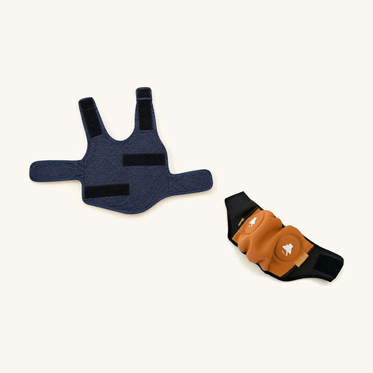 Kit Calma SORA: chaleco antiestrés azul marino y protector auditivo naranja, vistos en plano
