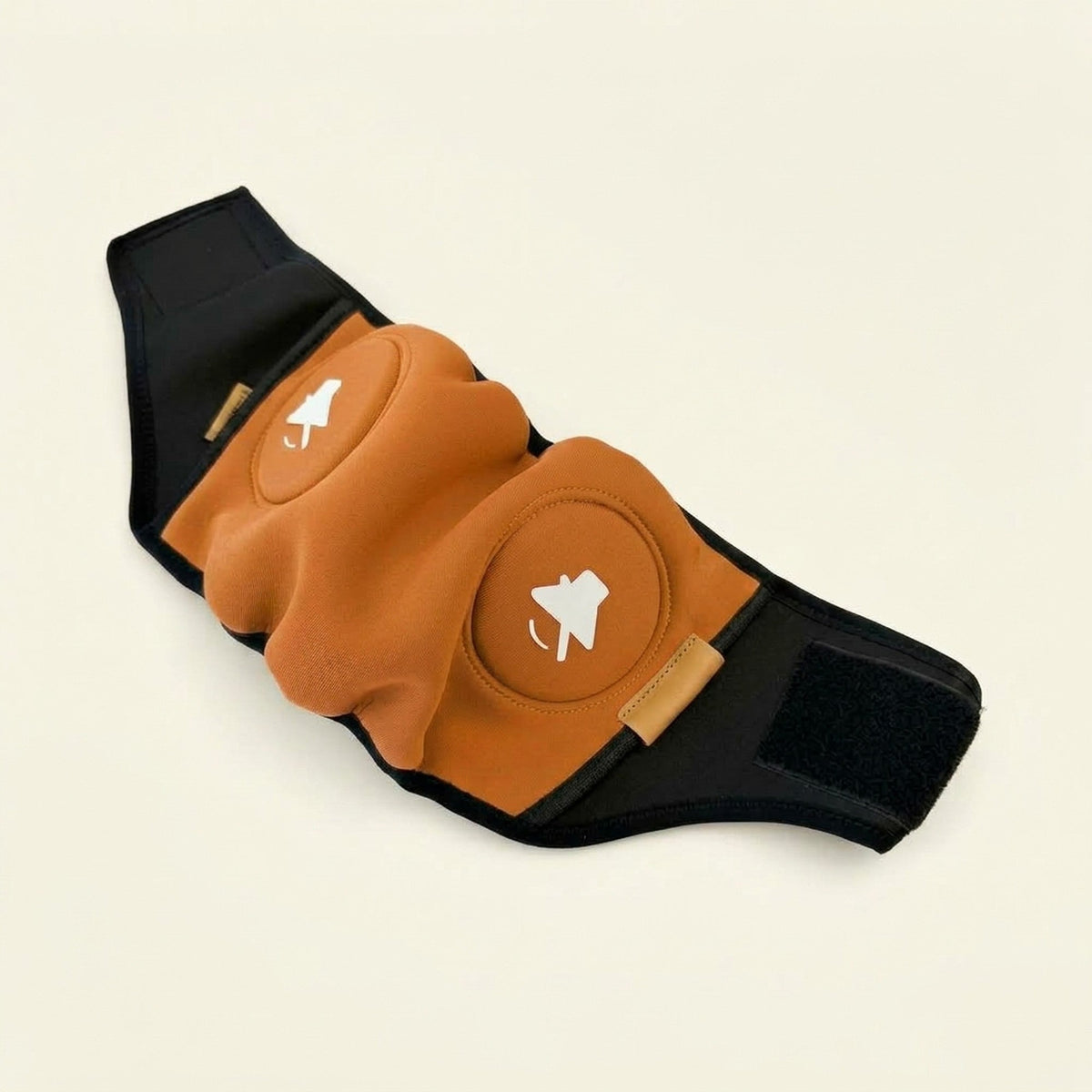 Protector auditivo SORA en naranja, con las dos almohadillas acolchadas y el cierre de velcro