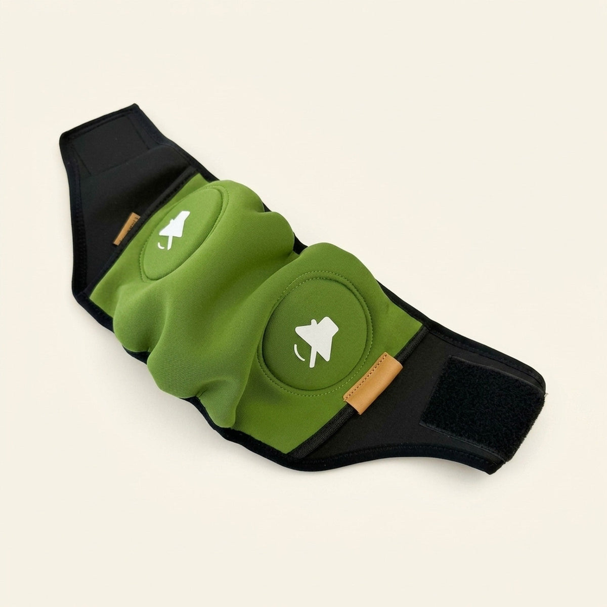 Protector auditivo SORA en verde oliva, con las dos almohadillas acolchadas y el cierre de velcro