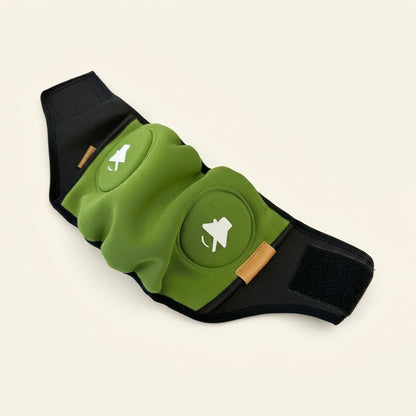Protector auditivo SORA en verde oliva, con las dos almohadillas acolchadas y el cierre de velcro